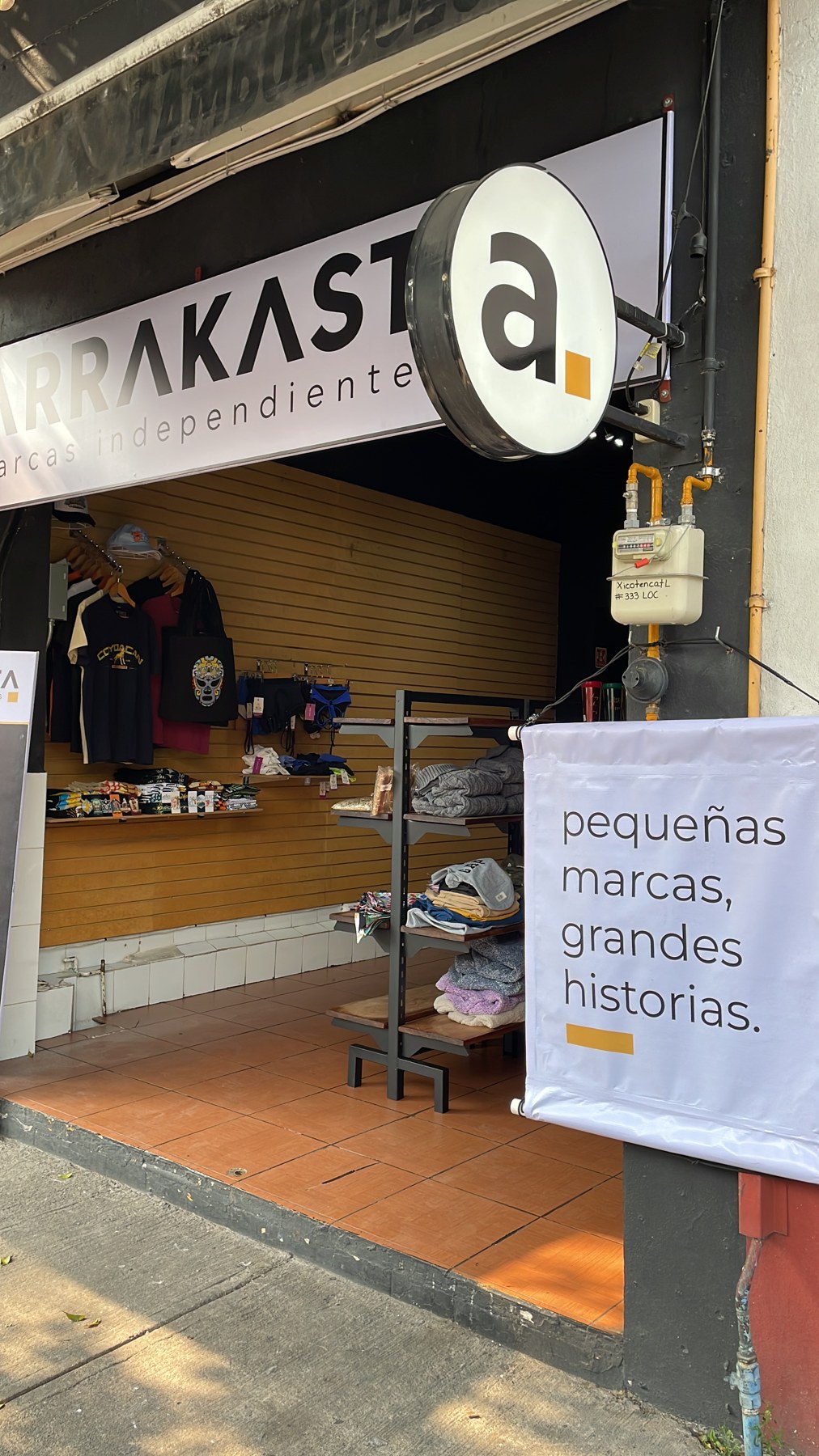 Fachada real de Arrakasta Coyoacán, con el letrero de la marca y productos en exhibición